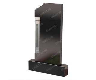 Monumente sculptate din granit cu inaltime de la 90 pana la 110 de centimetri